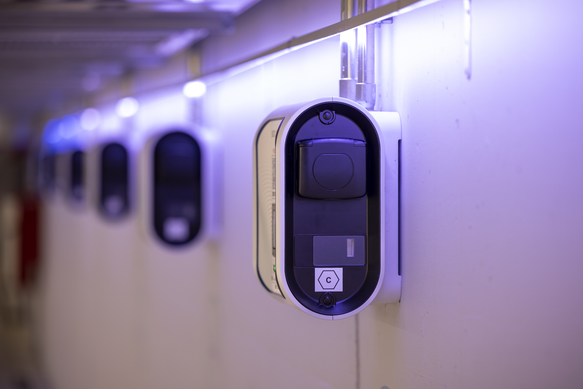 Incorporem llums LED a les places de cotxe elèctric de sis aparcaments