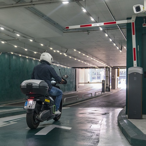 Les motos ja accedeixen per lectura de matrícula a 18 aparcaments