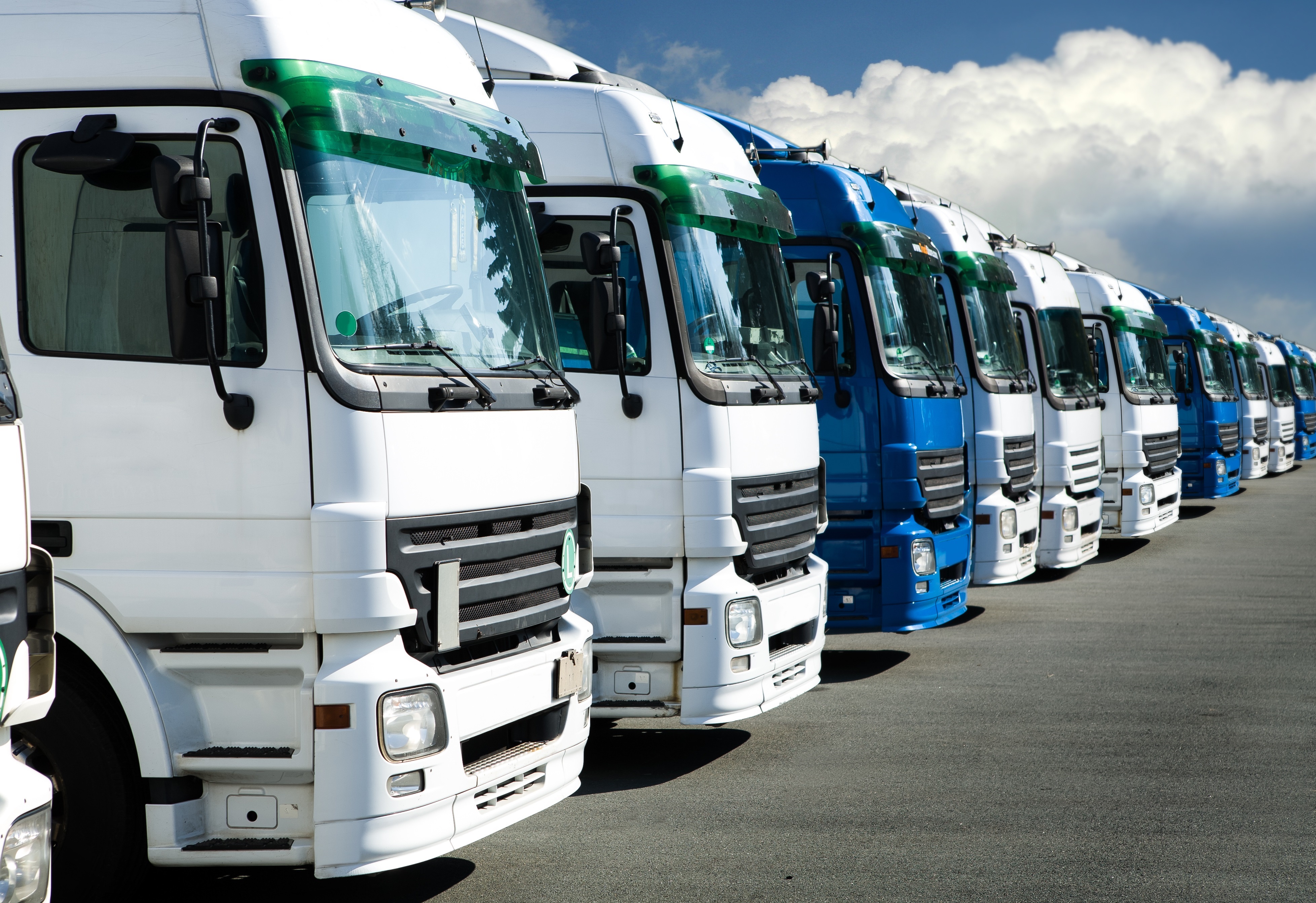 Autobus, autocars, camions et camionnettes jusqu'à 16 mètres de long